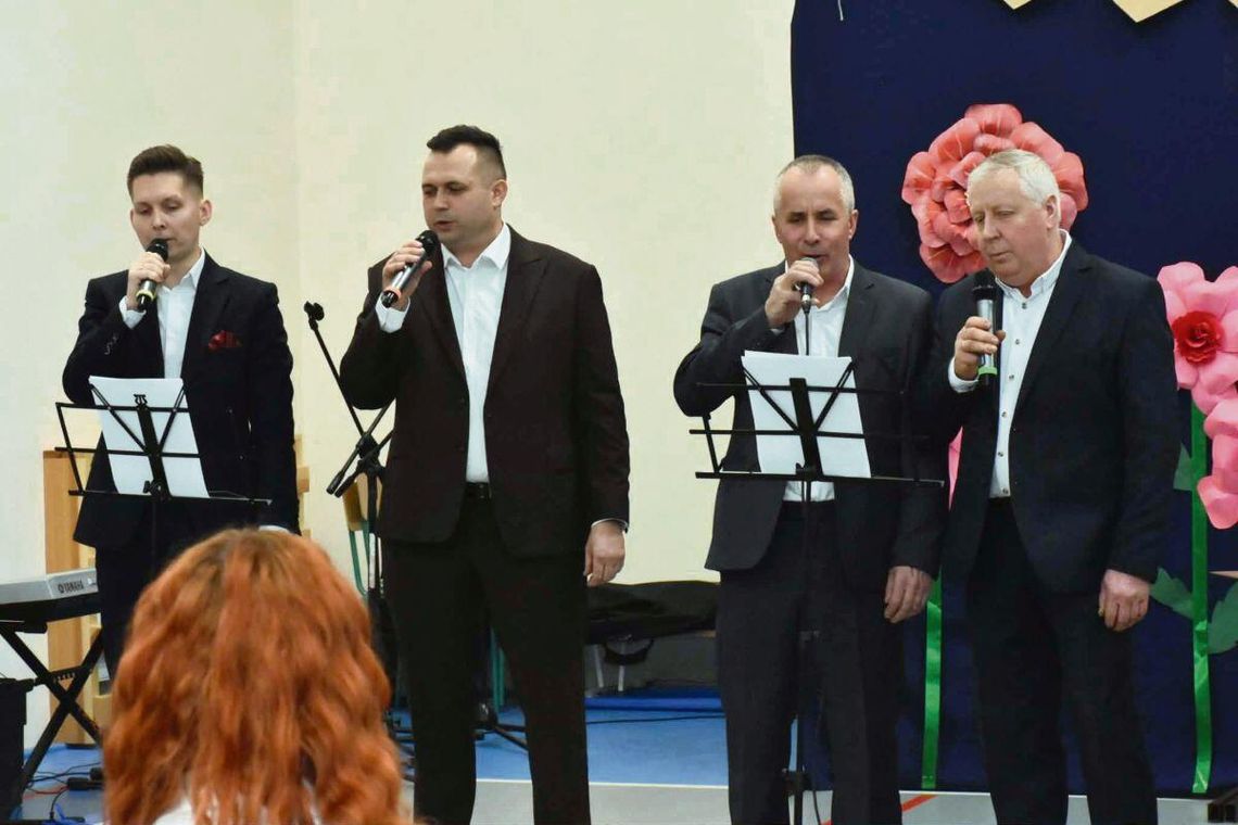 Burmistrz Turobina Andrzej Kozina razem z tamtejszymi radnymi stanęli przy mikrofonach i zaśpiewali w prezencie dla pań uczestniczących Gminnym Święcie Kobiet.