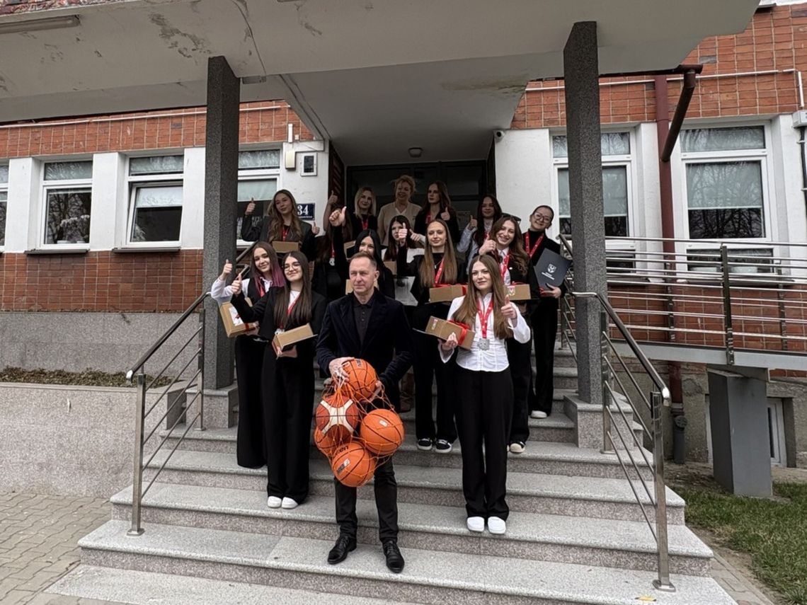 Srebrne koszykarki ze „Staszica”! Wywalczyły tytuł wicemistrzyń województwa lubelskiego Reprezentantki I Liceum Ogólnokształcącego im. ks. Stanisława Staszica w Hrubieszowie wywalczyły tytuł wicemistrzyń województwa lubelskiego w koszykówce dziewcząt.