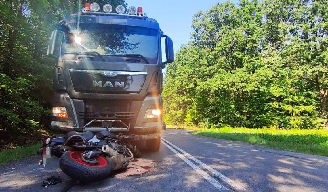 Stabrów: Motocyklista zderzył się z ciężarówką na DK74. Trafił do szpitala Do groźnego wypadku doszło w piątek 31 lipca rano na drodze krajowej nr 74 w Stabrowie (gmina Sitno).