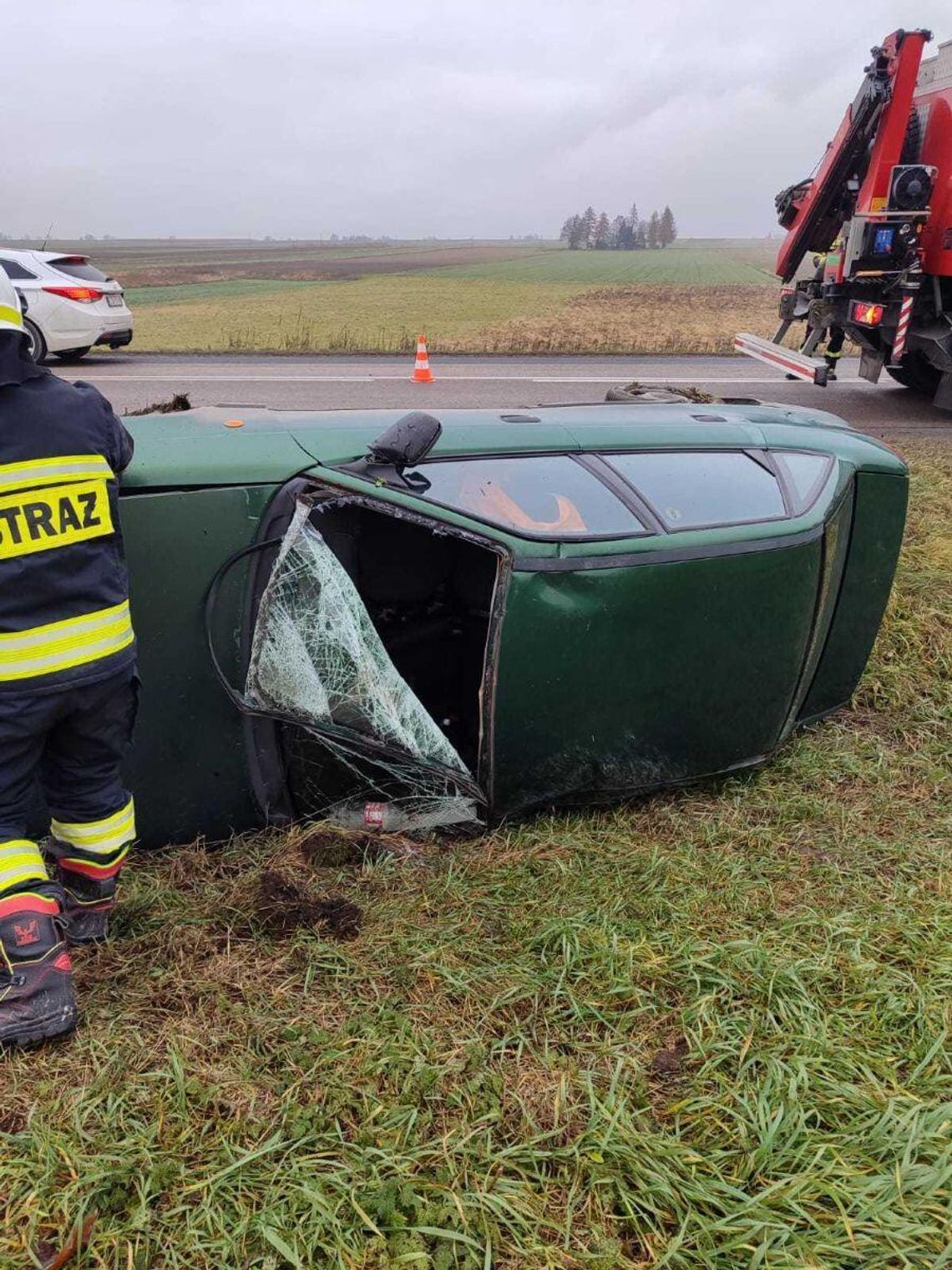 Samochód osobowy wypadł z drogi i znalazł się na boku w przydrożnym rowie. Z pomocą poszkodowanej kobiecie ruszył funkcjonariusz Komendy Miejskiej Państwowej Straży Pożarnej w Zamościu, który był świadkiem zdarzenia.