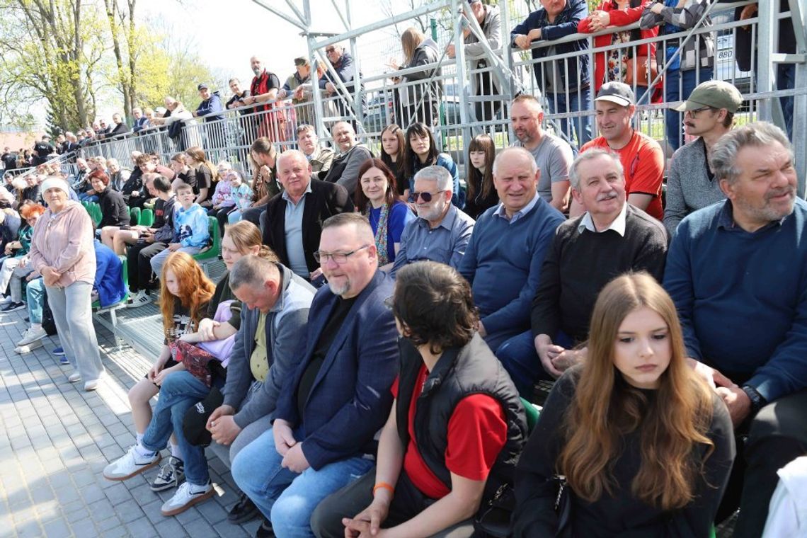 Po około dwóch dekadach przerwy na stadionie w Dołhobyczowie powróciły piłkarskie emocje i profesjonalny doping.