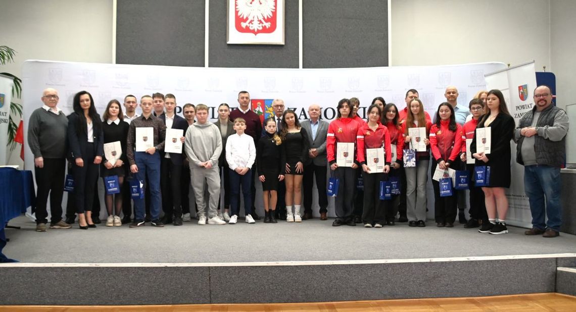 Łącznie nagrodzono 45 sportowców. Fot. Starostwo Powiatowe w Zamościu