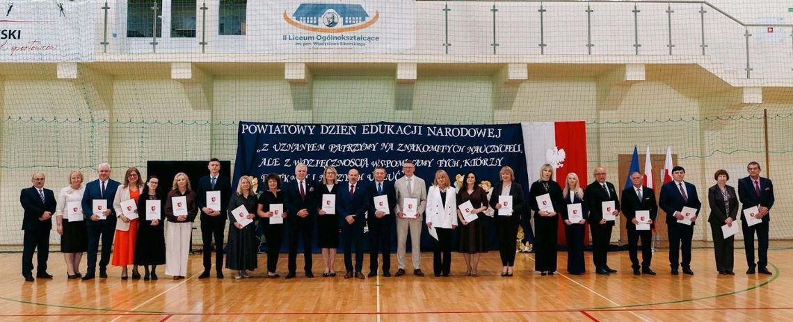 Starosta tomaszowski przyznał nagrody nauczycielom. Najniższe – 3 tys. zł, wyższe sięgają 8 tys. zł Nagrody Starosty Tomaszowskiego z okazji Dnia Edukacji Narodowej otrzymało dwudziestu jeden nauczycieli.