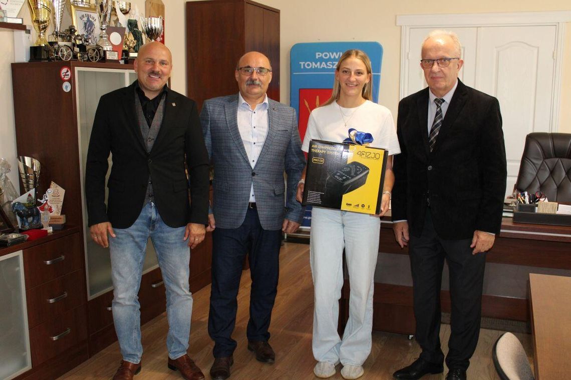 Władze powiatu tomaszowskiego wręczyły Alicji Koper urządzenie do drenażu limfatycznego.