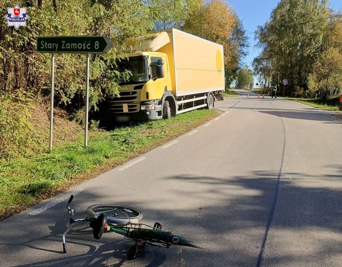 W gm. Stary Zamość 65-letni cyklista wyjeżdżając z drogi podporządkowanej na skrzyżowanie, nie ustąpił pierwszeństwa kierującemu pojazdem ciężarowym i uderzył w kabinę ciężarówki.