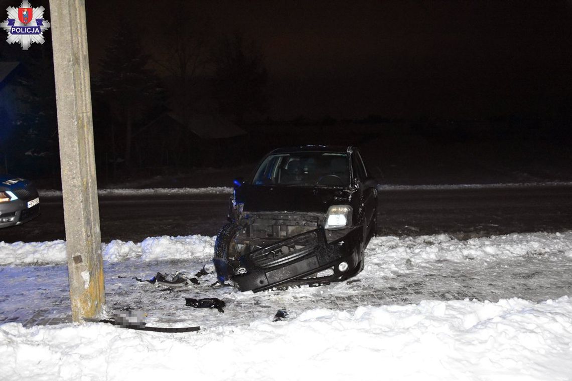 20-latka kierując Citroenem w Starym Zamościu nie dostosowała prędkości do trudnych zimowych warunków drogowych, wpadła w poślizg i uderzyła w słup energetyczny.