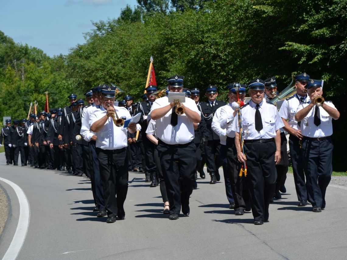 Strażacy do kościoła przemaszerowali w asyście Orkiestry Dętej „Echo Kniei” ze Szczebrzeszyna.