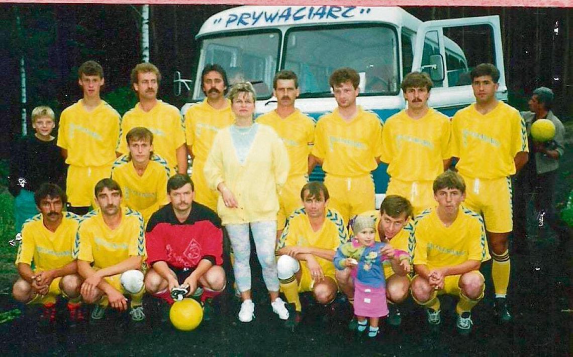 Stół suto zastawiony. Z cyklu Historia Piłki Nożnej w Kronice Tygodnia