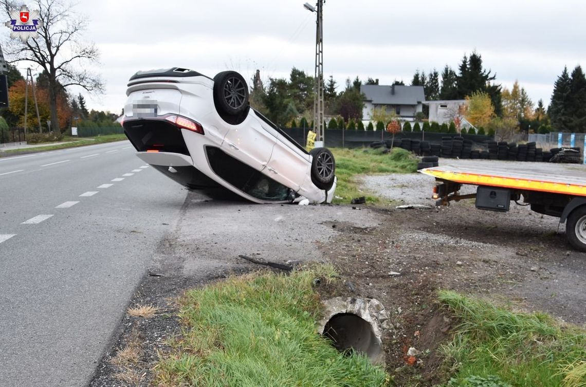 Na drodze krajowej nr 17 kierujący fordem 46-latek stracił panowanie nad pojazdem, uderzył w betonowy przepust i doprowadził do dachowania auta.