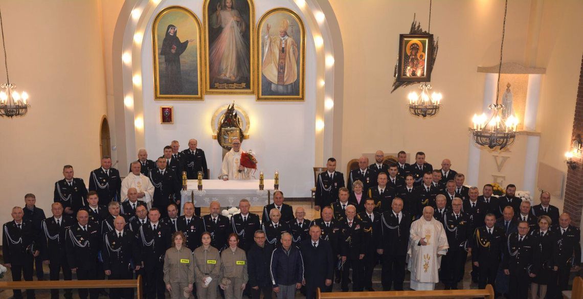 Strażackie wypominki w Zamościu. Za zmarłych strażaków z miasta i powiatu 6 listopada w kościele pw. Miłosierdzia Bożego w Zamościu odbyło się nabożeństwo wspominkowe za zmarłych strażaków z miasta Zamość i powiatu zamojskiego.
