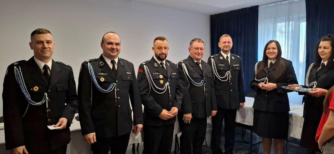 Strażacy odebrali odznaki „Za wysługę lat”. Wręczyli je wójt Mariusz Skorniewski i radny powiatowy Wiesław Cielica.