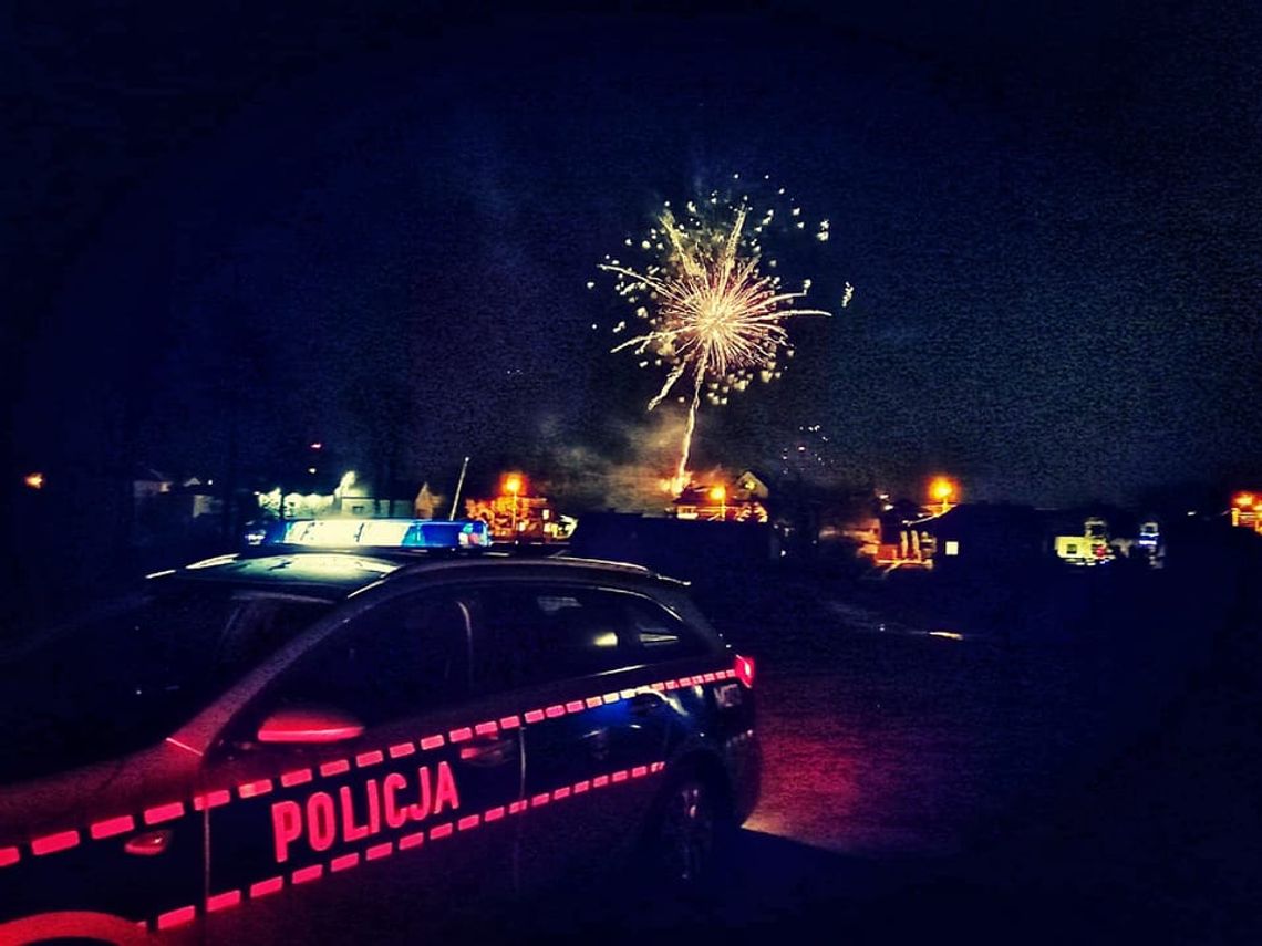 Strzelać można tylko w ten jeden dzień. Kary za fajerwerki Jeżeli ktoś nie dostosuje się do przepisów i zakazów, musi liczyć się z grzywną za używanie materiałów pirotechnicznych. Chodzi o sylwestra i fajerwerki.