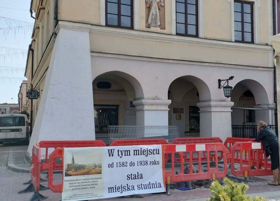 Zamość - Rynek Wielki, pierwszy wykop w którym odkryto relikty studni.