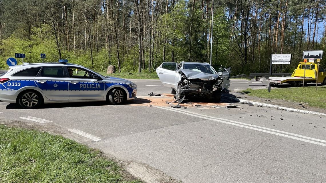 Kierujący Audi nie zatrzymał się przed znakiem STOP i doprowadził do wypadku w Suścu.