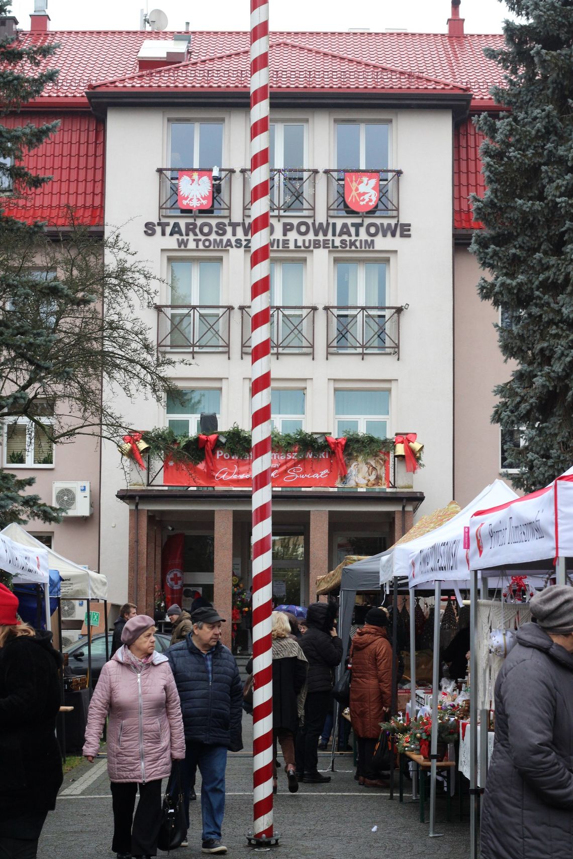11 grudnia przed Starostwem Powiatowym w Tomaszowie Lubelskim odbył się Świąteczny Kiermasz Rękodzieła.