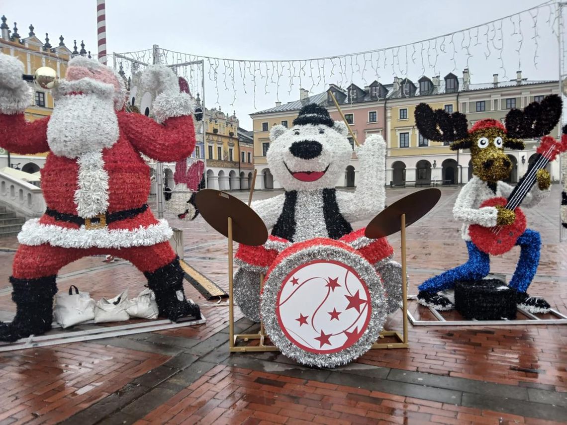 W 2025 roku tak prezentuje się Rynek Wielki w Zamościu przystrojony przed świętami Bożego Narodzenia.