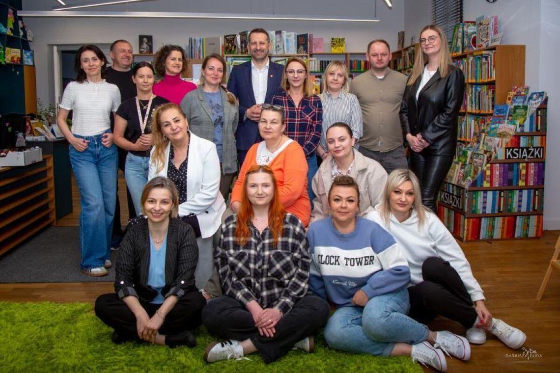 8 maja z okazji Dnia Bibliotekarza i Bibliotek zastępca burmistrza Hrubieszowa Paweł Wojciechowski odwiedził pracowników Miejskiej Biblioteki Publicznej – Hrubieszowskiego Centrum Dziedzictwa im. Krystyny i Stefana Du Chateau.