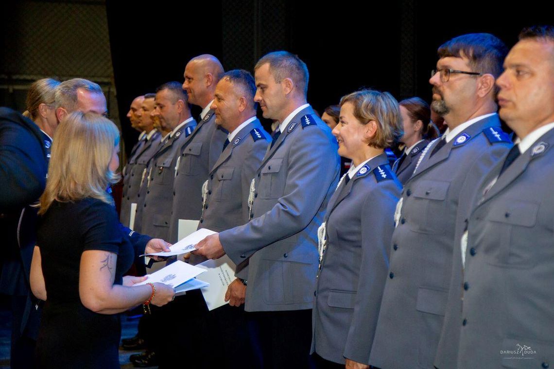 Święto policji w Hrubieszowie. Awanse i odznaczenia dla funkcjonariuszy [ZDJĘCIA]
