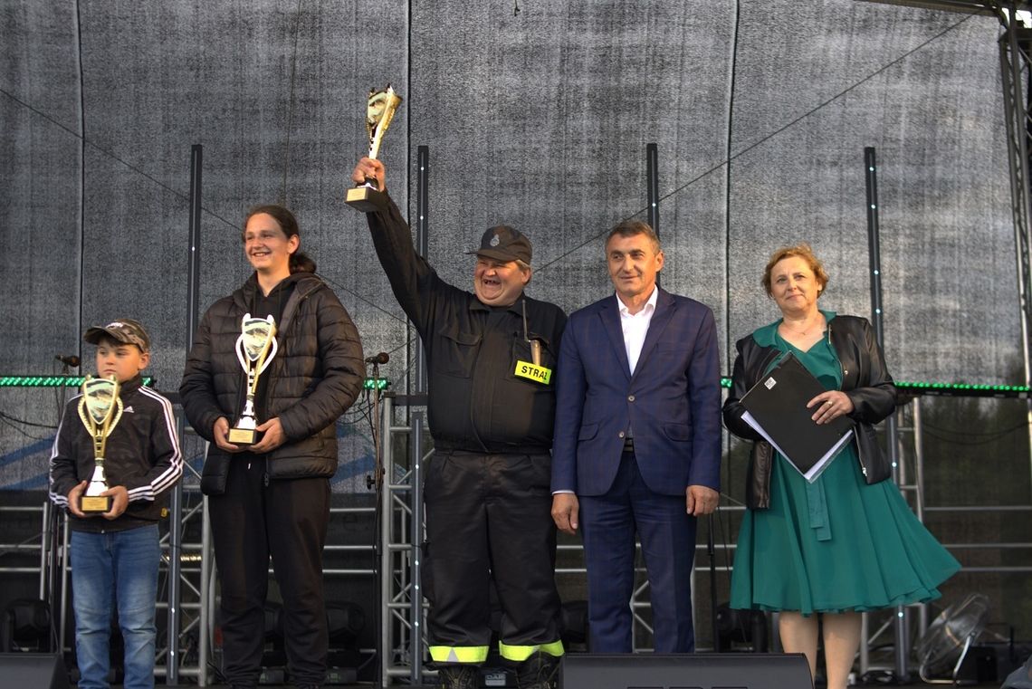 Zwycięzcy zawodów wędkarskich zorganizowanych podczas Święta Ryby i Tataraku w Krynicach dostali puchary.