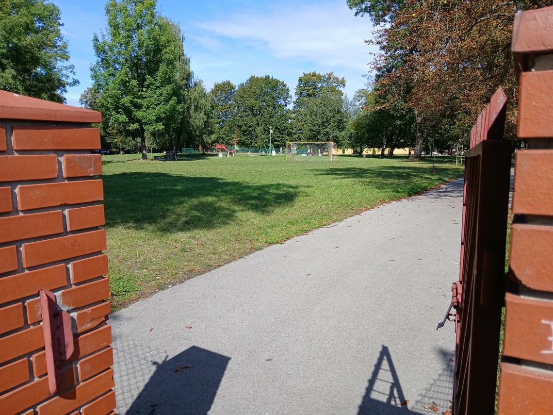 Spór o imprezy na dawnym cmentarzu żydowskim w Zamościu. Miasto odpowiada Ogródek jordanowski przy ZDK to miejsce spacerów, odpoczynku oraz plenerowych wydarzeń kulturalnych i rodzinnych.