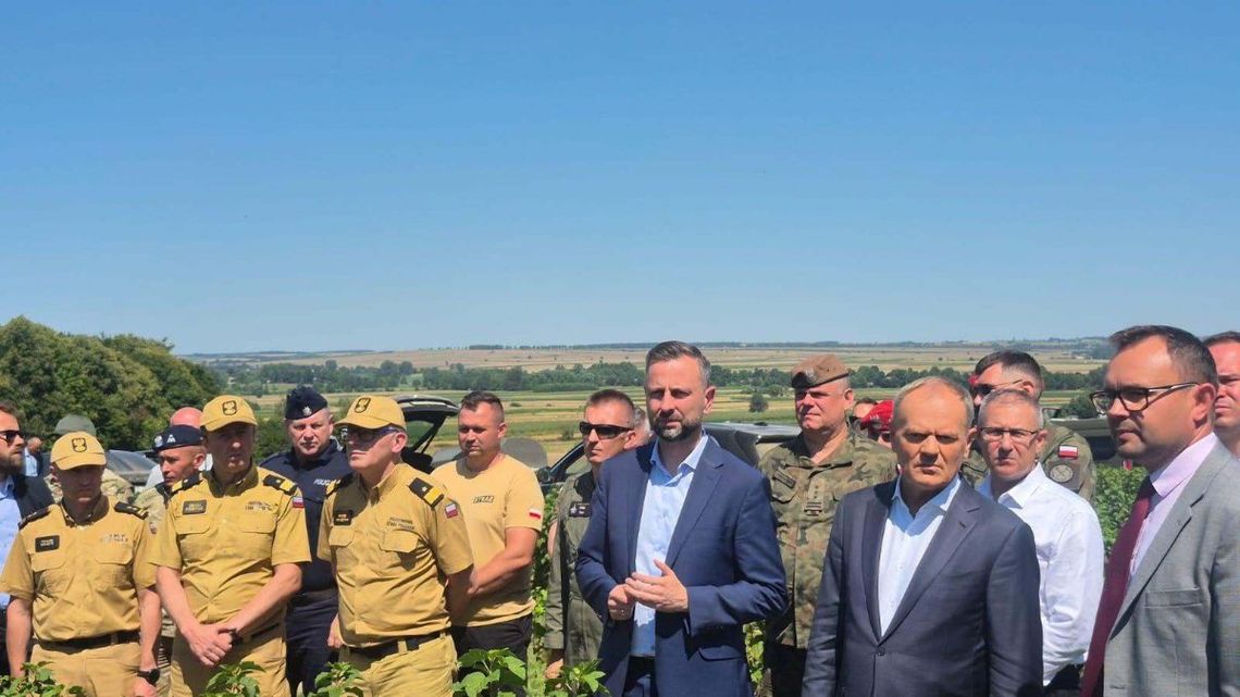 Syreny wyły, telefony milczały, gdy w gminie Turobin spadał pocisk. Procedury do poprawki Wicepremier i szef MON Władysław Kosiniak-Kamysz oraz wiceminister Cezary Tomczyk potwierdzili, że zebrane dowody jasno wskazują na rosyjski pocisk Ch-101, który przenosił „znaczną ilość materiału wybuchowego”.