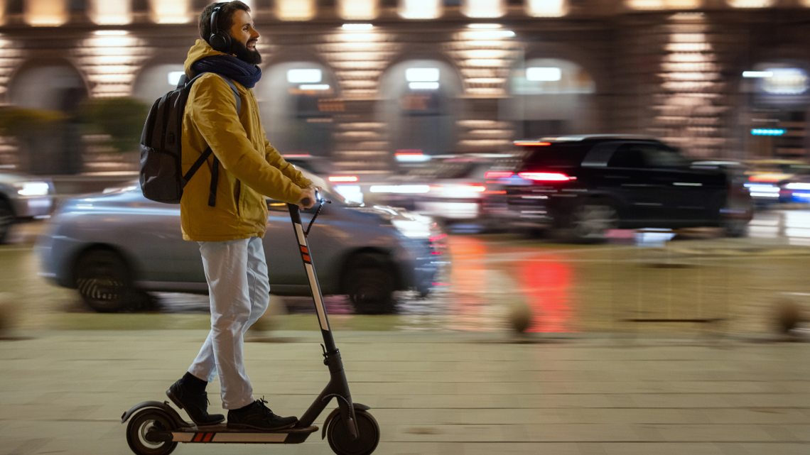 Dziesiątki tysięcy hulajnóg elektrycznych, które nie spełniają norm bezpieczeństwa, trafia na polskie ulice.