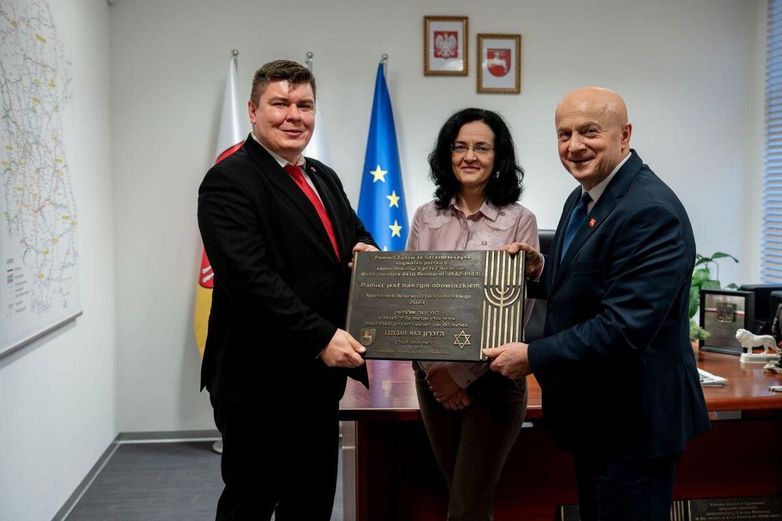 Przekazanie tablicy upamiętniającej Żydów. Burmistrz Szczebrzeszyna z prof. Bober i marszałkiem województwa lubelskiego.