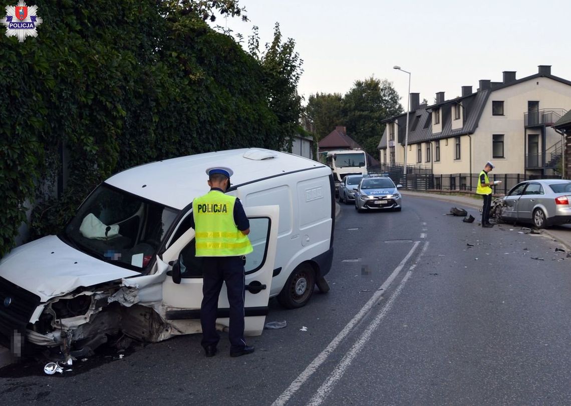 Na jednej z ulic Szczebrzeszyna kierujący Fiatem typu bus zjechał na przeciwny pas ruchu, gdzie zderzył się z jadącym z naprzeciwka Audi.