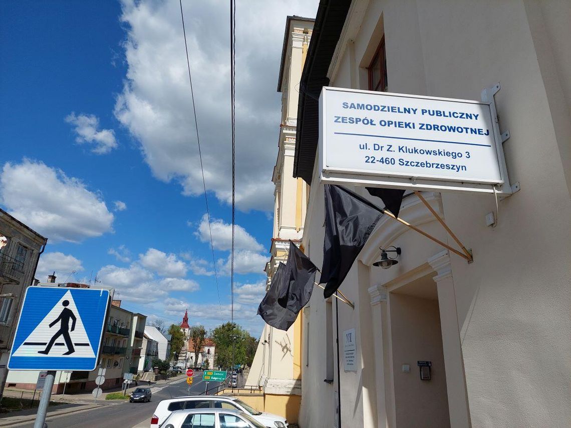 Pracownicy Samodzielnego Publicznego Zespołu Opieki Zdrowotnej w Szczebrzeszynie protestują przeciwko polityce finansowej NFZ, która zagraża płynności placówki.