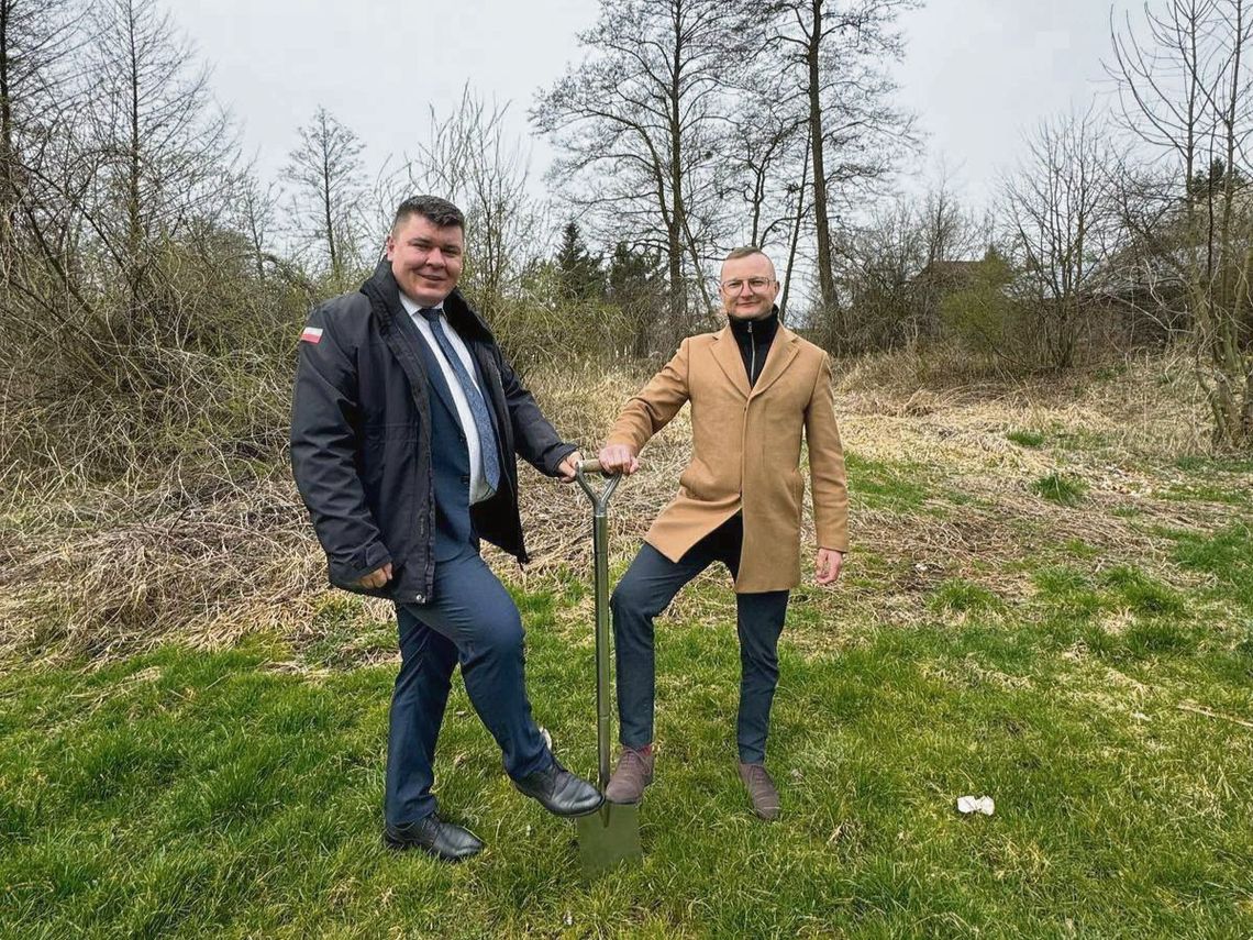 Burmistrz Szczebrzeszyna po podpisaniu umowy z wykonawcą.