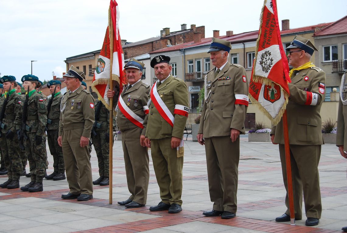Szczebrzeszyn: Uroczystości w rocznicę wkroczenia oddziału „Podkowy” Ceremonia z udziałem pocztów sztandarowych na Rynku Miejskim w Szczebrzeszynie.