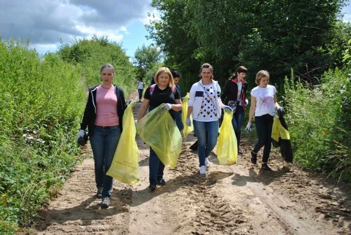 Szczebrzeszyn: Urzędnicy wynieśli 400 kg śmieci z wąwozów