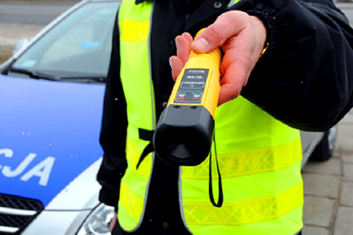 Policjanci ze Szczebrzeszyna w niedzielę 2 lutego zatrzymali nietrzeźwego kierującego fiatem.