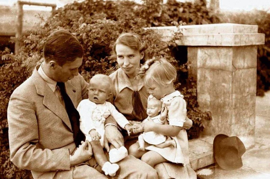 Róża i Jan Zamoyscy z dziećmi. Fot. Muzeum Starej Fotografii w Zamościu