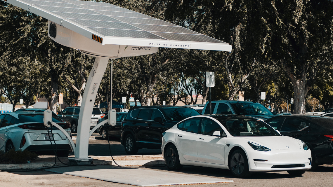 Po polskich drogach jeździ coraz więcej elektryków.