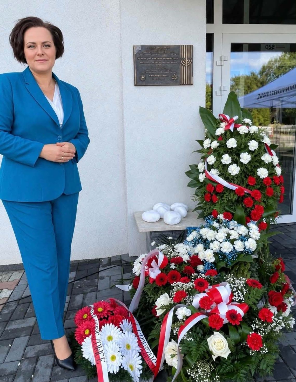 Tablica zawieszona. Iwona Seńko: Cieszę się, że Rachanie znalazły się na mapie pamięci o Żydach Iwona Seńko, sołtys Rachań, dołożyła swoją cegiełkę do upamiętnienia byłych żydowskich mieszkańców Rachań, którzy zostali zamordowani przez Niemców.