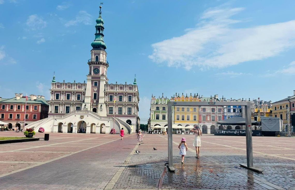 Kurtyna wodna na Rynku Wielkim w Zamościu.