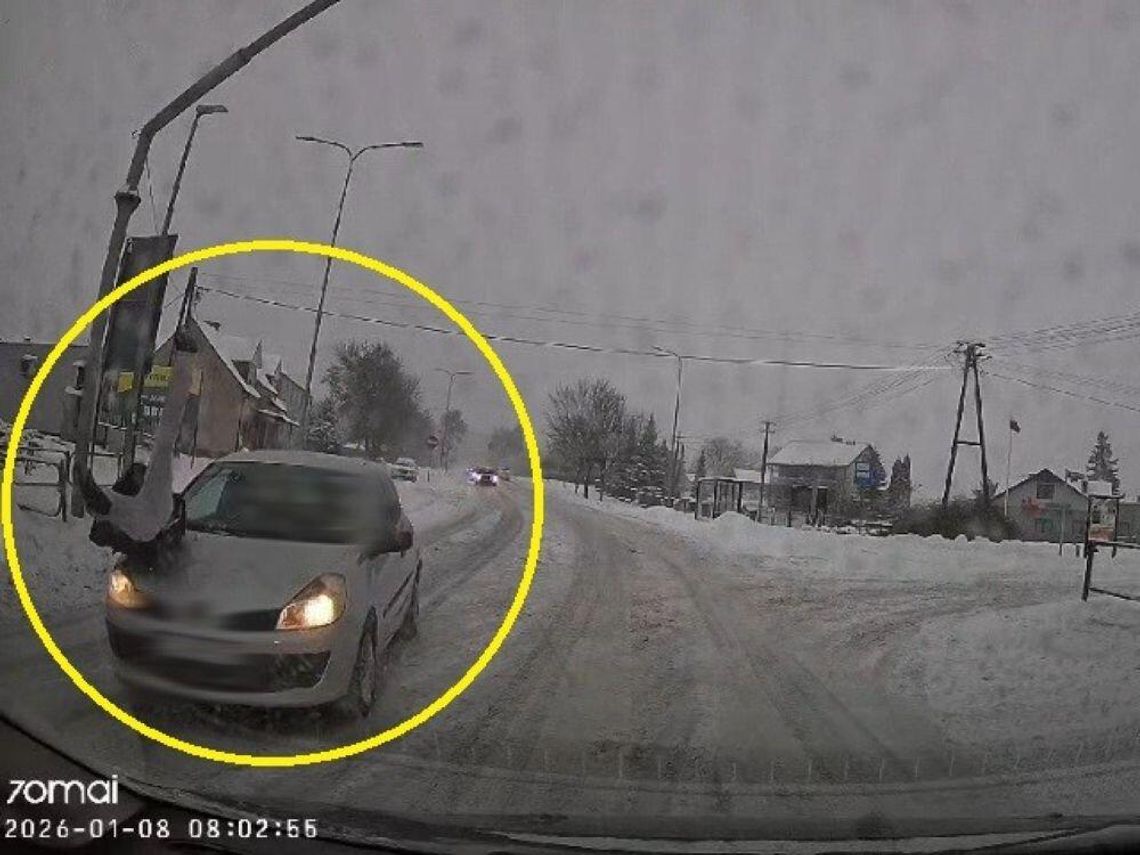 Tarnawatka: 19-latek potrącił pieszą na przejściu. Policja publikuje nagranie! Potrącenie nastolatki na przejściu dla pieszych w Tarnawatce.