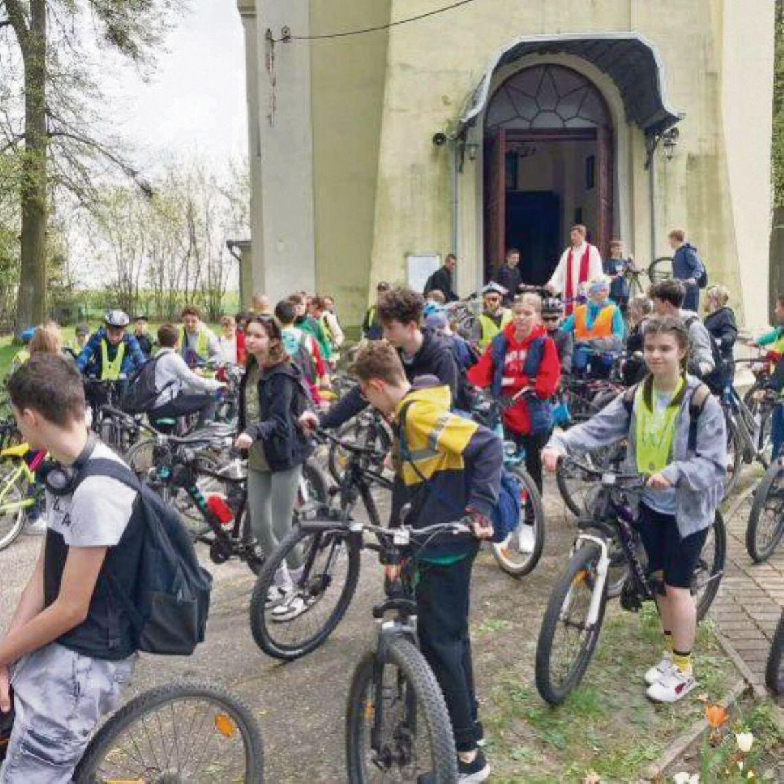 Tarnawatka: RoweroweMajowe z ks. Witkiem. To będzie rajd połączony z majówką przy kapliczce RoweroweMajowe będzie rajdem, na trasie którego uczestnicy zatrzymają się na majówkę przy kapliczce. Na zdjeciu Ubiegłoroczny rajd organizowany przez ks. Witolda Bednarza i Parafię w Tarnawatce cieszył się ogromną popularnością wśród młodych ludzi.
