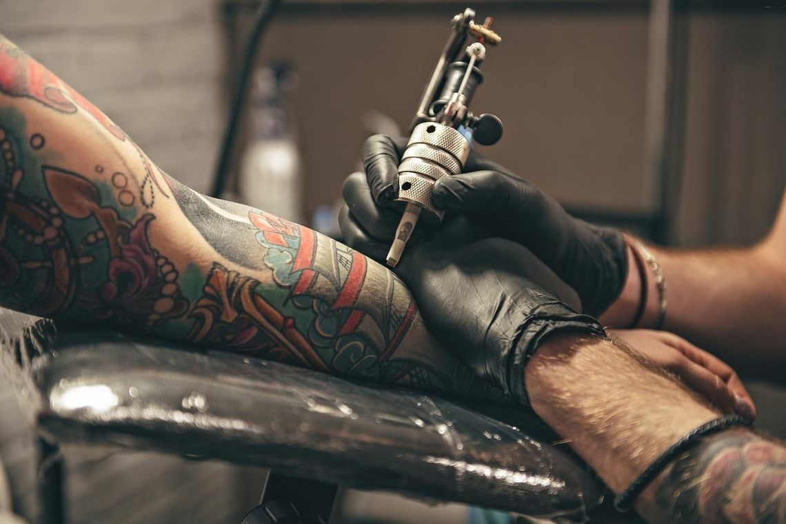 Tatuaże i makijaż permanentny będą bezpieczniejsze. Kilka tysięcy substancji zakazanych przez Unię Europejską 