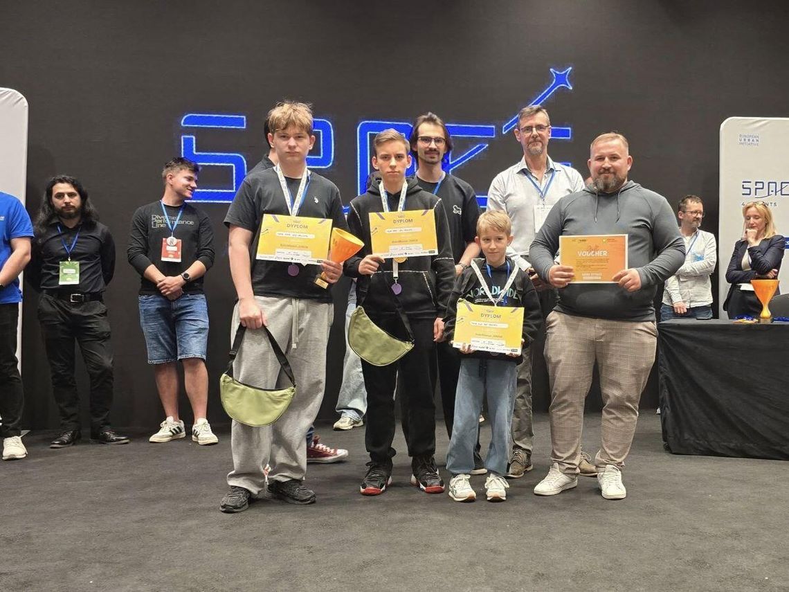 Drużyna Tech-Max SP2 Original wywalczyła awans do finału World Robot Olympiad 2025 w Singapurze.