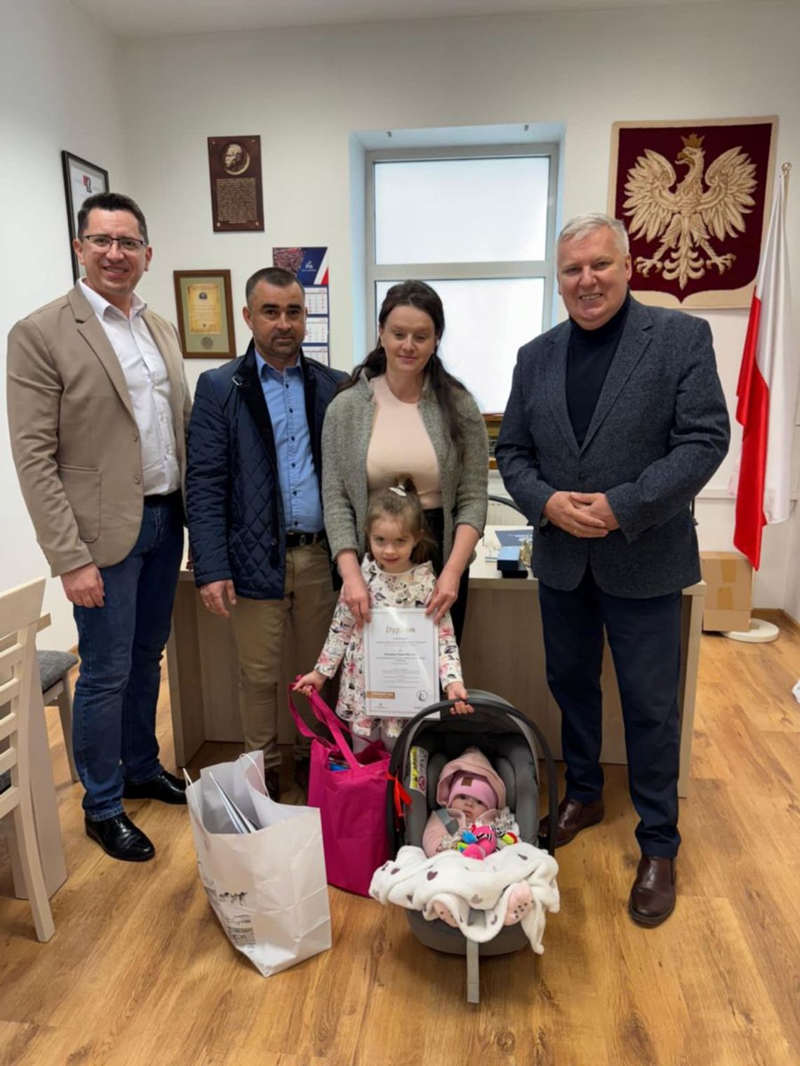 Michalina Winiarska z rodziną oraz posłem Tomaszem Zielińskim i wójtem Dariuszem Kozłowskim