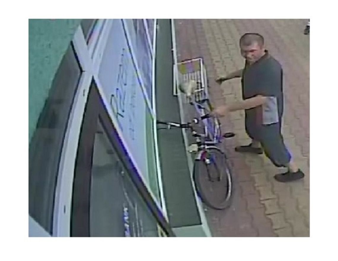 Ten mężczyzna ukradł rower spod banku. Kto go poznaje?