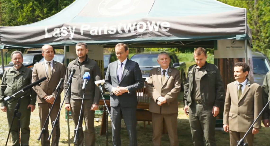 Terenówki od leśników pojechały na front