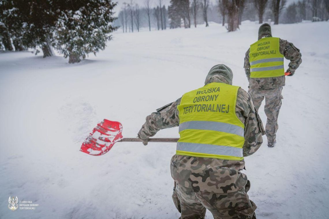 Terytorialsi pomagają odśnieżać Zamość. Do dyspozycji jest nawet 100 żołnierzy W związku z wystąpieniem intensywnych opadów śniegu w województwie lubelskim Dowódca 2 Lubelskiej Brygady Obrony Terytorialnej wydzielił siły i środki do wsparcia działań prowadzonych przez służby cywilne na terenie miasta Zamość.