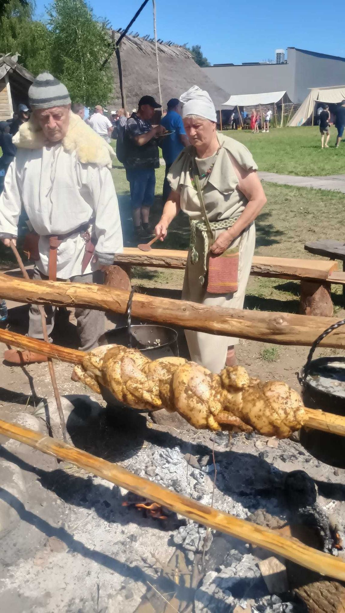Tłumy szturmowały Wioskę Gotów! Biesiada Archeologiczna była absolutnym hitem W niedzielę, 26 lipca, gocka osada w gminie Hrubieszów dosłownie pękała w szwach!