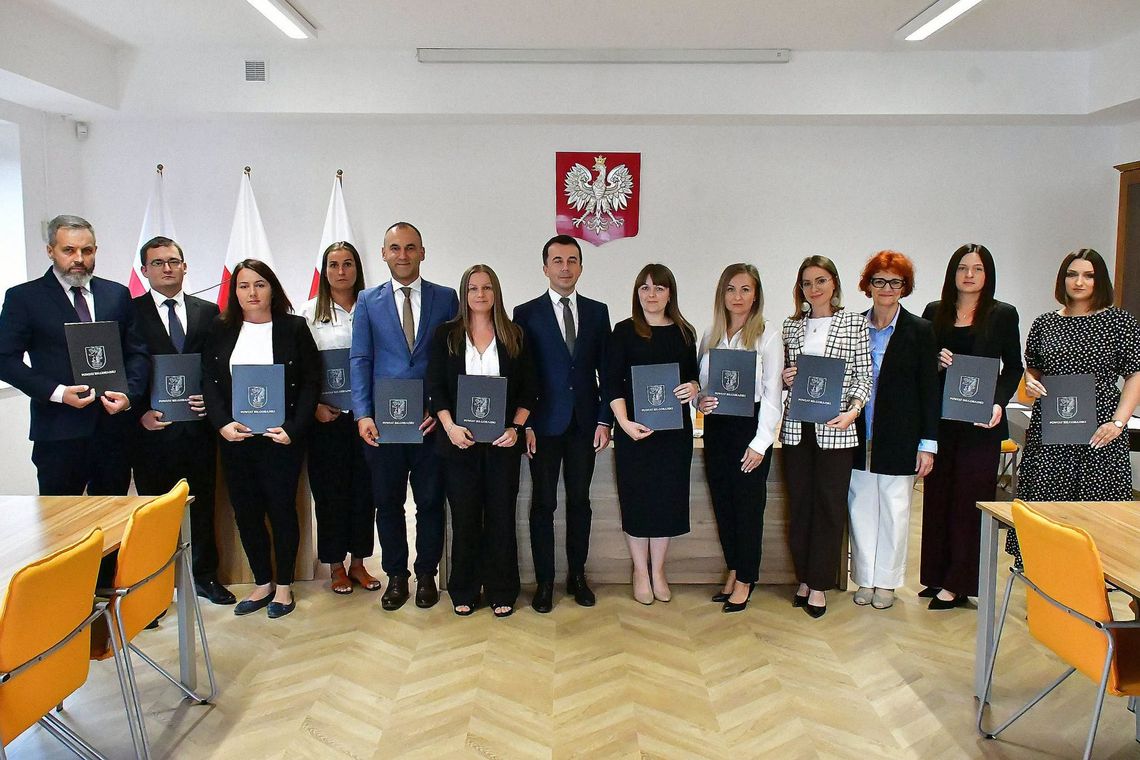 Biłgoraj: Kilkunastu nauczycieli otrzymało akty mianowania w starostwie 25 sierpnia w Starostwie Powiatowym w Biłgoraju uroczyście wręczono akty mianowania kilkunastu pedagogom ze szkół i placówek prowadzonych przez ten powiat.