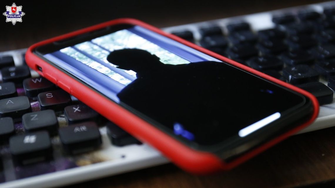 To byli oszuści, a nie koleżanka. Biłgorajanka w kilka sekund straciła oszczędności Jeśli znajomy prosi cię o pieniądze przez komunikatory Messenger, WhatsApp czy Instagram – zawsze zadzwoń do tej osoby i potwierdź ich prośbę głosem.