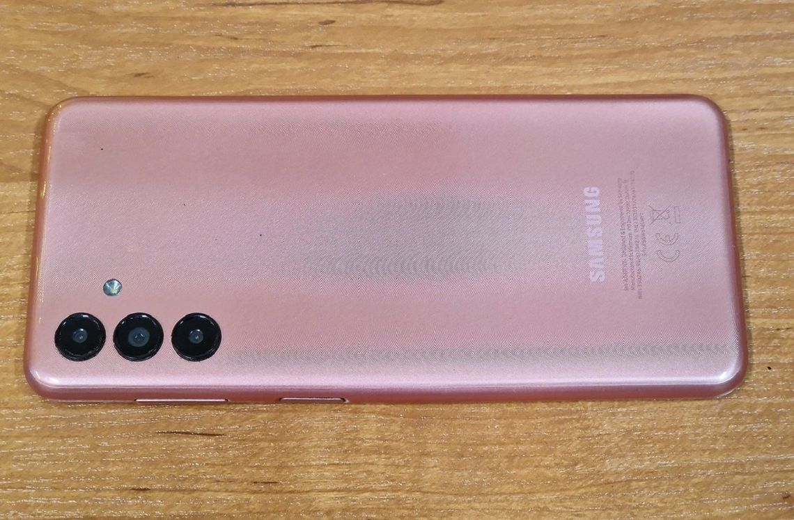 Tomaszów Lub.: Czyj jest różowy samsung? Policjantom oddał go uczciwy znalazca Samsung jest do odebrania w Wydziale Prewencji Komendy Powiatowej Policji w Tomaszowie Lub.