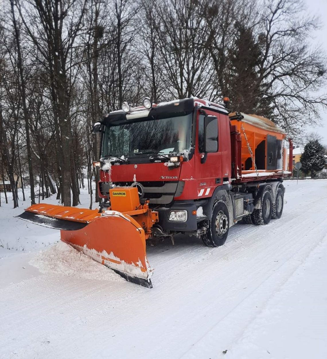 Służby Zarządu Dróg Powiatowych w Tomaszowie Lubelskim odśnieżają drogi powiatowe od wtorku 28 listopada.